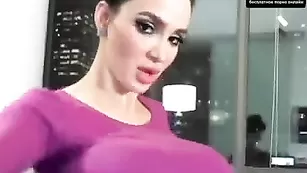 Сисястая барышня трахает пизду секс игрушкой