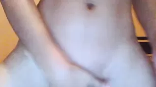 Пышногрудая барышня Andreabennet занимается фистингом