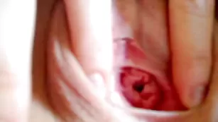 Черноволосая путана Bigtitsmary2 сует пальцы в пизду