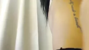 Грудастая дамочка Indiansweety мастурбирует бритую киску