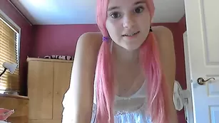 Молоденькая проказница Cuteymya эротично танцует