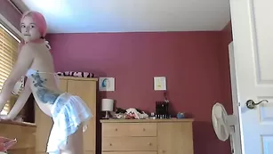 Молоденькая проказница Cuteymya эротично танцует