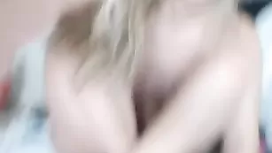 Симпатичная дамочка Katie мастурбирует вибратором