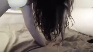 Шальная куколка Chroniclove сосет парню член