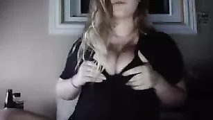 Белобрысая сучка Eatmy_ass мастурбирует бритые отверстия