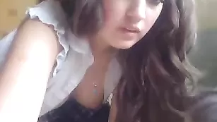 Сексуальная школьница IsabellaBebe показывает интимные места