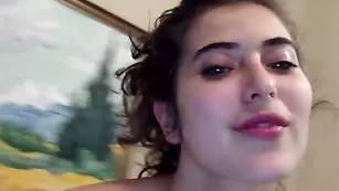 Прелестная малышка Noshavebabe ласкает волосатую пизду