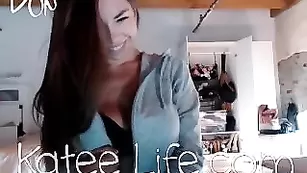 Пылкая брюнеточка Katee Life ласкает большие сиськи