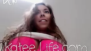 Прелестная соска Katee обнажает большие сисечки