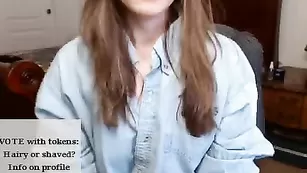 Смазливая куколка Cinnabelle общается во фри чате