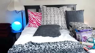 Аппетитная брюнетка Misspaigex0 возбуждает татуированными ножками