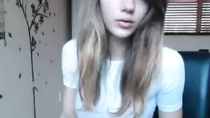 Красивая путана MissAlice развлекается с фаллосом