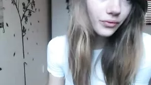 Красивая путана MissAlice развлекается с фаллосом