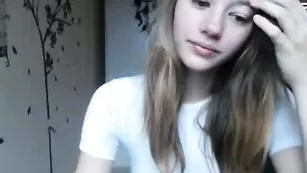 Красивая путана MissAlice развлекается с фаллосом