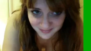 Темноволосая курва Plushtongue показывает обвисшие сиськи