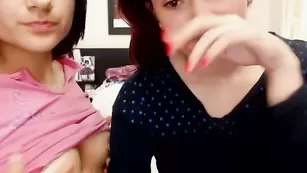 Сексуальная малышка Kristinelover насыщенно мастурбирует киску