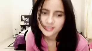 Сексуальная малышка Kristinelover насыщенно мастурбирует киску