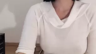 Строптивая детка Darkitten ласкает бритую пилотку