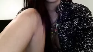 Темноволосая баба Fallenstar77 ласкает вагину пальчиками