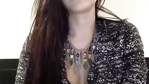 Темноволосая баба Fallenstar77 ласкает вагину пальчиками