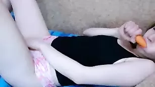 Пикантная самочка Kinkygirlforyou мастурбирует бритую вагину