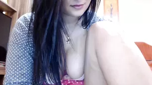 Симпатичная брюнетка Brownieskin ласкает бритую вагину