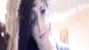 Симпатичная брюнетка Brownieskin ласкает бритую вагину