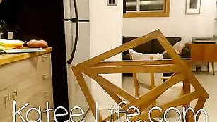 Роскошная дамочка Katee Life показывает красивые сиськи