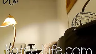 Роскошная дамочка Katee Life показывает красивые сиськи