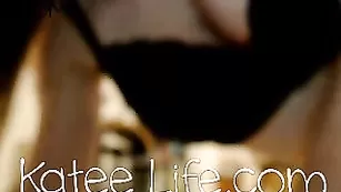 Роскошная дамочка Katee Life показывает красивые сиськи