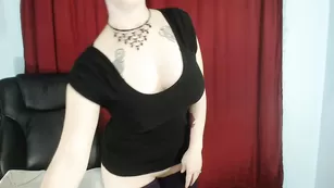 Татуированная сука Sexy_aymee эротично раздевается