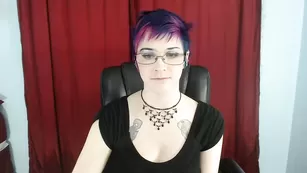 Татуированная сука Sexy_aymee эротично раздевается