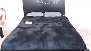 Молоденькая шалава GingerOneil показывает натуральные сисечки