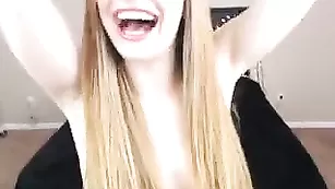 Молоденькая шалава GingerOneil показывает натуральные сисечки