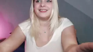 Сисястая блондинка Bustykittyx яро мастурбирует пизду