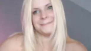 Сисястая блондинка Bustykittyx яро мастурбирует пизду