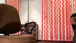 Телочка в чулках Nessi эротично мастурбирует