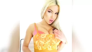 Грудастая куколка Lexyxxxwhite облизывает дилдо