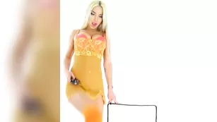 Грудастая куколка Lexyxxxwhite облизывает дилдо