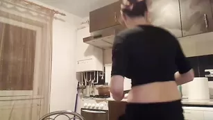 Грудастая дамочка Bigtitsmary2 мастурбирует бритую пизду