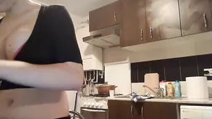 Грудастая дамочка Bigtitsmary2 мастурбирует бритую пизду