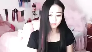 Симпатичная азиатка _nicolee ласкает волосатую киску