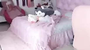 Симпатичная азиатка _nicolee ласкает волосатую киску