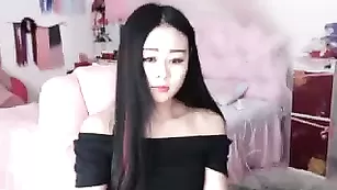 Симпатичная азиатка _nicolee ласкает волосатую киску