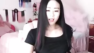 Симпатичная азиатка _nicolee ласкает волосатую киску