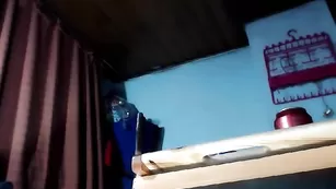 Милая дамочка Jflorenaxxx жестко трахает анал пальчиками