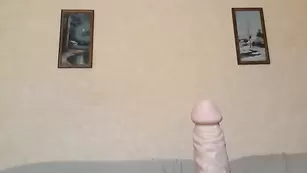 Симпатичная крошка _sexy_kitty трахается резиновым членом