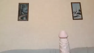 Симпатичная крошка _sexy_kitty трахается резиновым членом