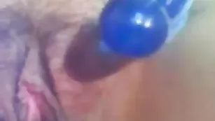 Пошлая цыпочка Crremona мастурбирует вагину ближним ракурсом