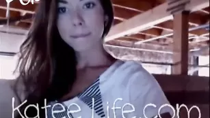 Озорная бестия Katee Life эротично раздевается